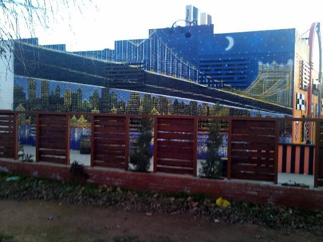 fachada lateral de un disco pub