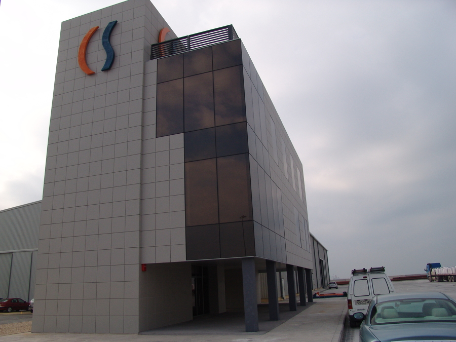 FACHADA MURO CORTINA Y PANEL CERÁMICO