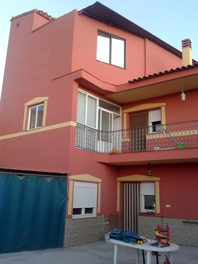 Fachada pintada en revestimiento liso