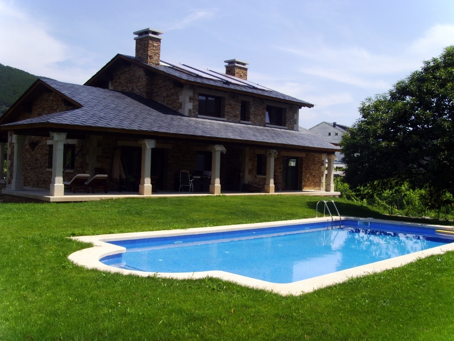 fachada posterior desde piscina