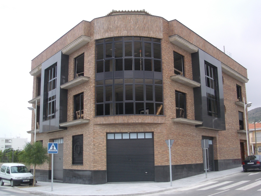 Fachada Principal de Edificio Plurifamiliar de nueva construcción