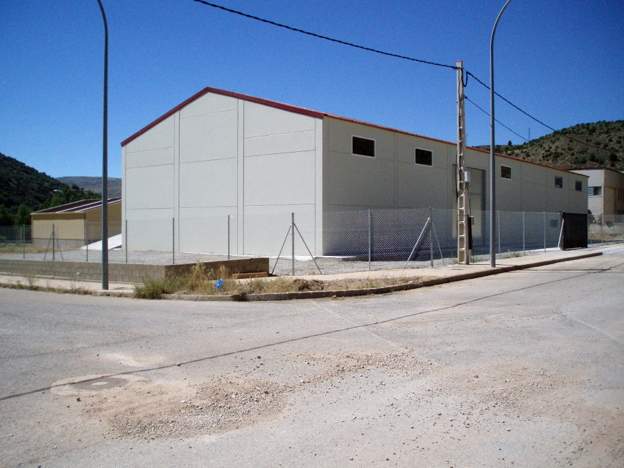 Fachada principal nave hormigón 1