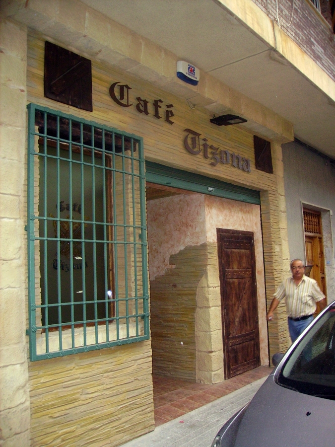 FACHADA REALIZADA CON PANELES DE POLIESTER