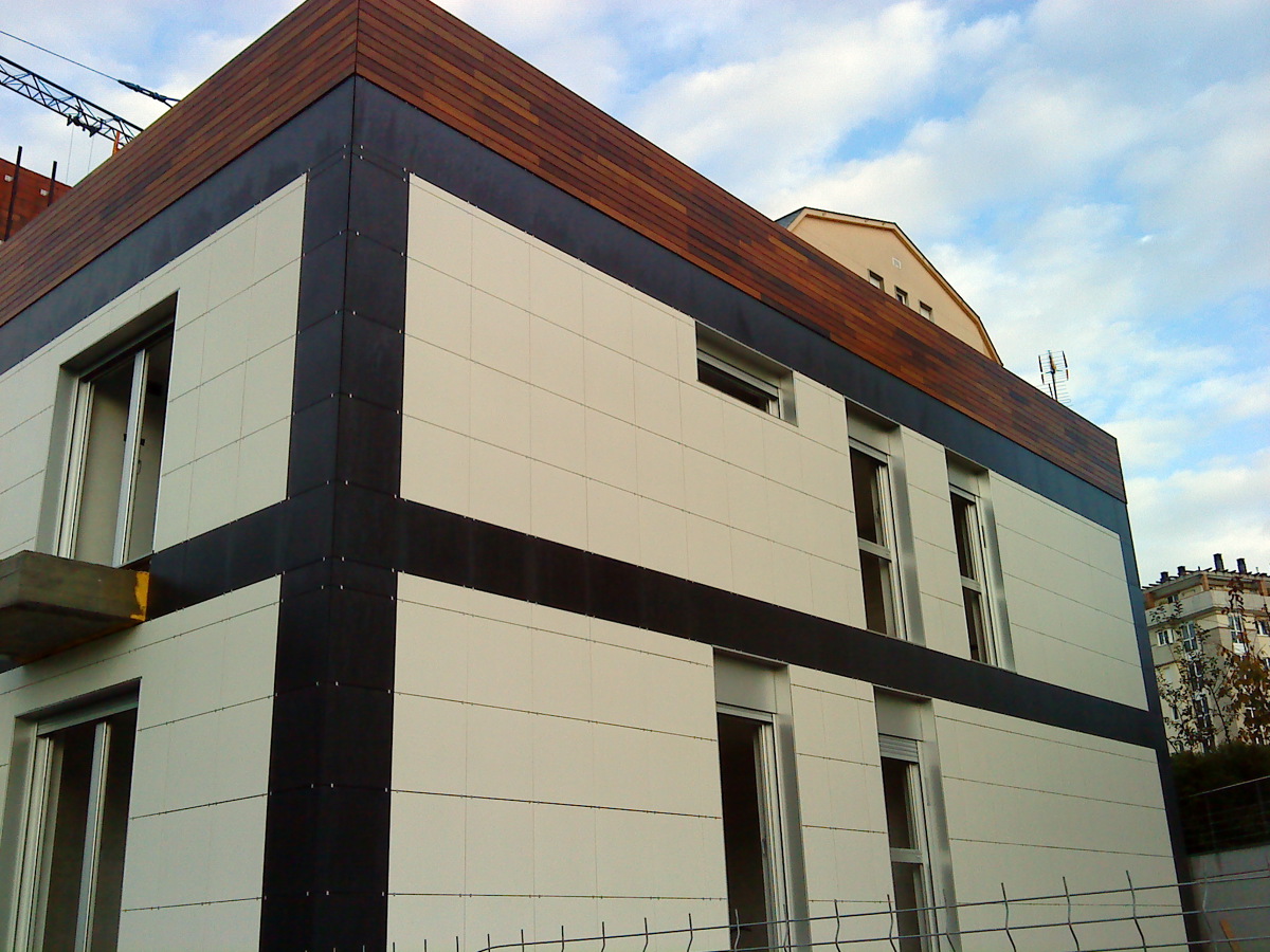 FACHADA VENTILADA PORCELANICO Y MADERA