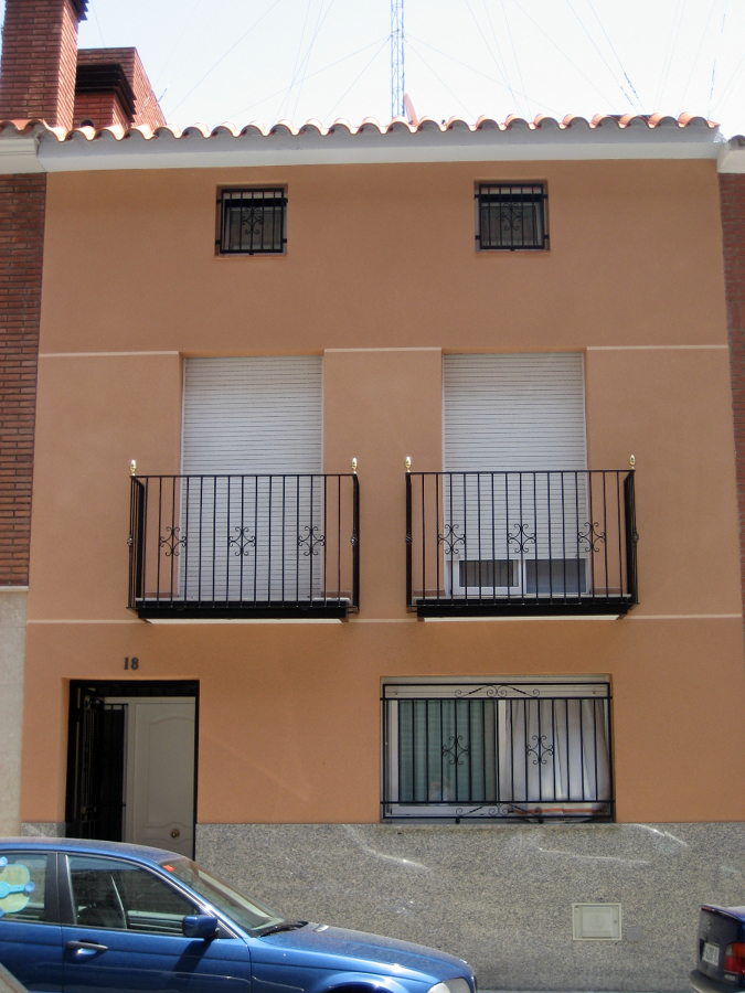 Fachada con revestimiento de mortero acrílico.