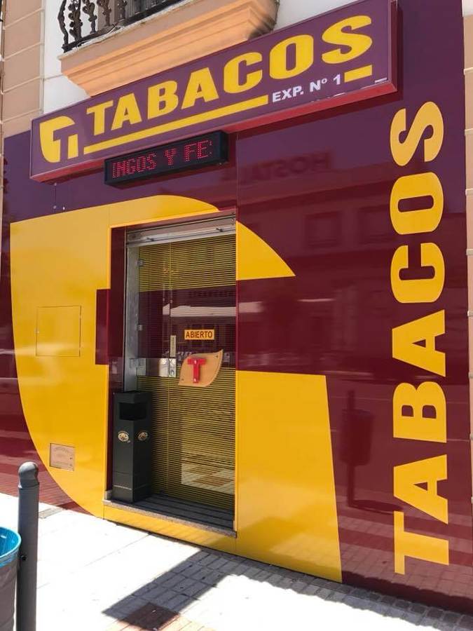 Rotulación y revestimiento de fachada.