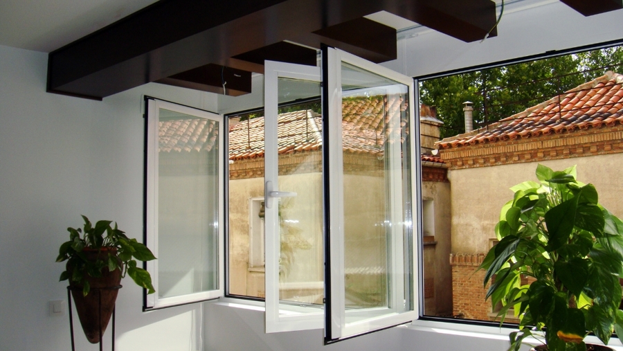 Falsas vigas en madera y carpintería de aluminio