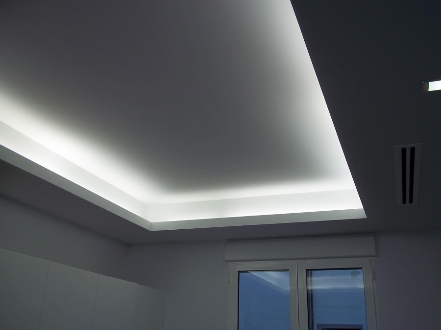 Trabajo de yeso con iluminación indirecta