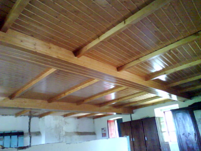 FALSO TECHO CON ABETO BARNIZADO