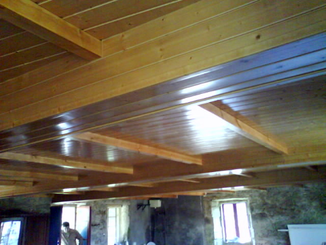 FALSO TECHO CON ABETO COLOR MIEL BARNIZADO