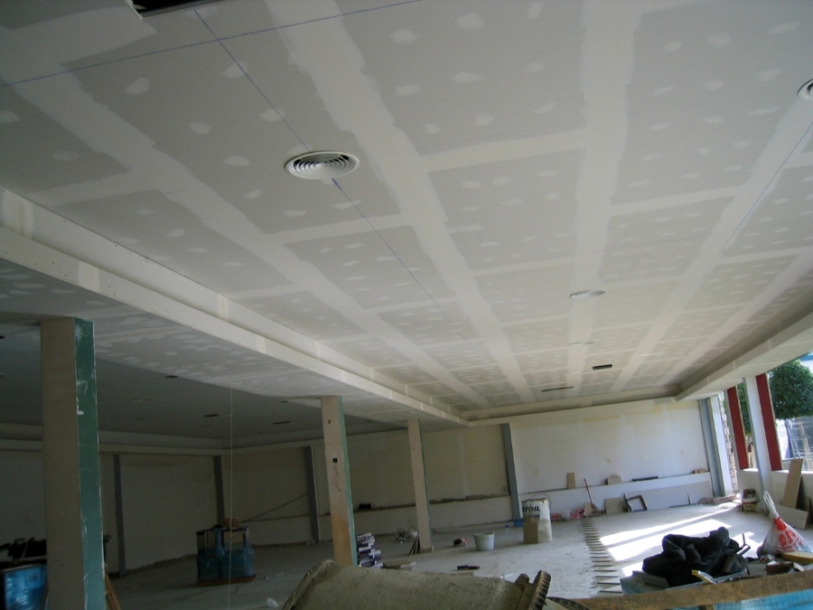 Falso techo continuo.