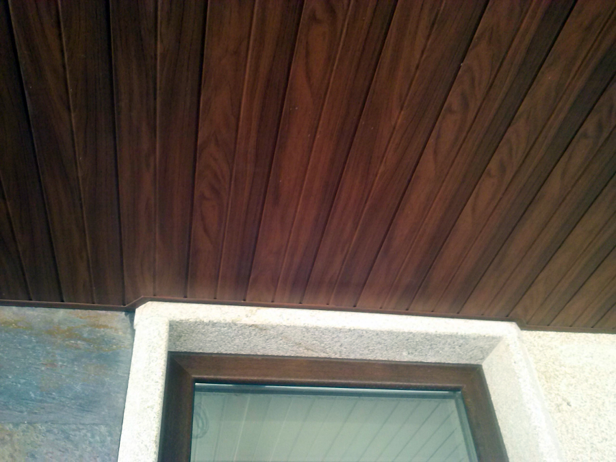 Falso techo de PVC foliado madera Nogal en porche