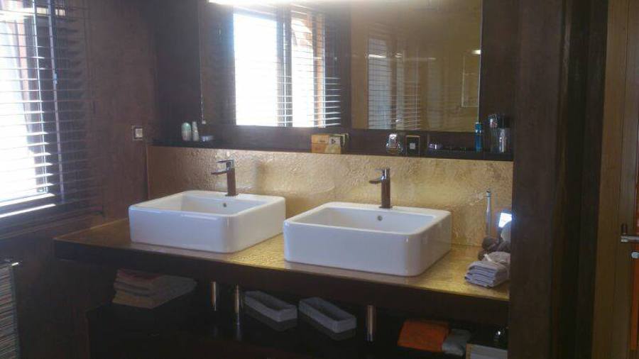 FANTASTICO MUEBLE DE OBRA EN PAN DE ORO 