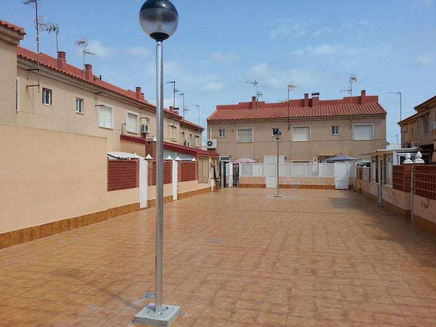 Farolas en plaza comunidad