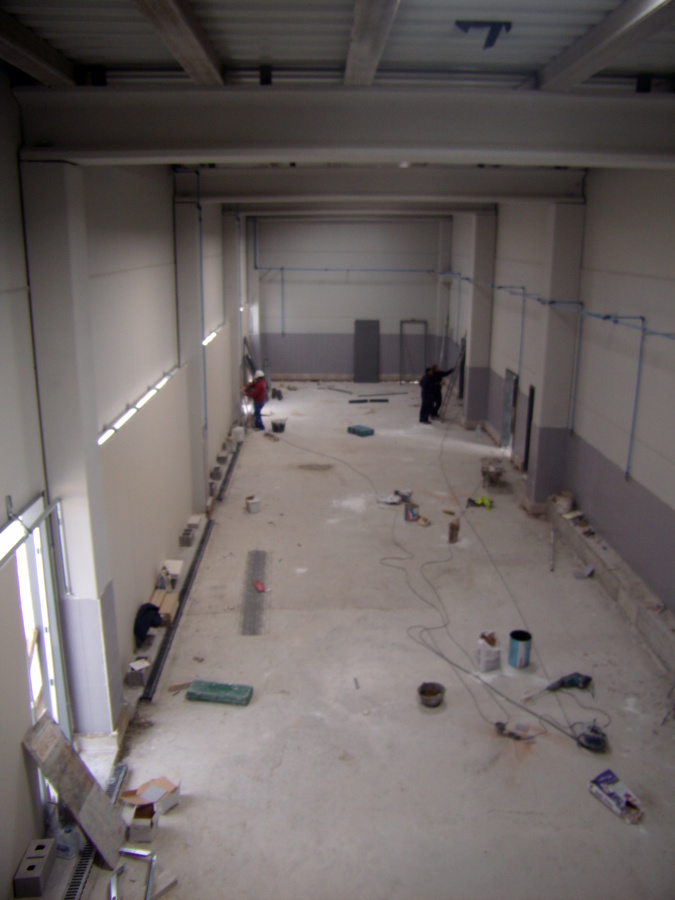 FASE REMATES DE ACABADO PAVIMENTO EDIFICIO TALLER VEHICULOS EN FINESTRAT (ALICANTE)