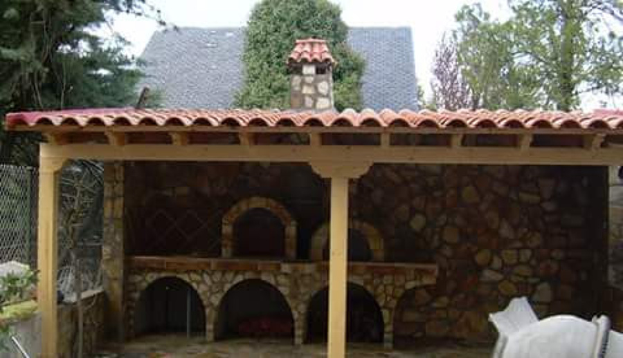 Porche de madera,horno y barbacoa y colocacion de piedra