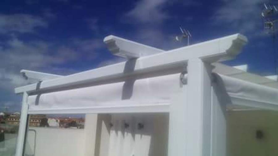 Pergola lacado blanco con terminación pecho paloma