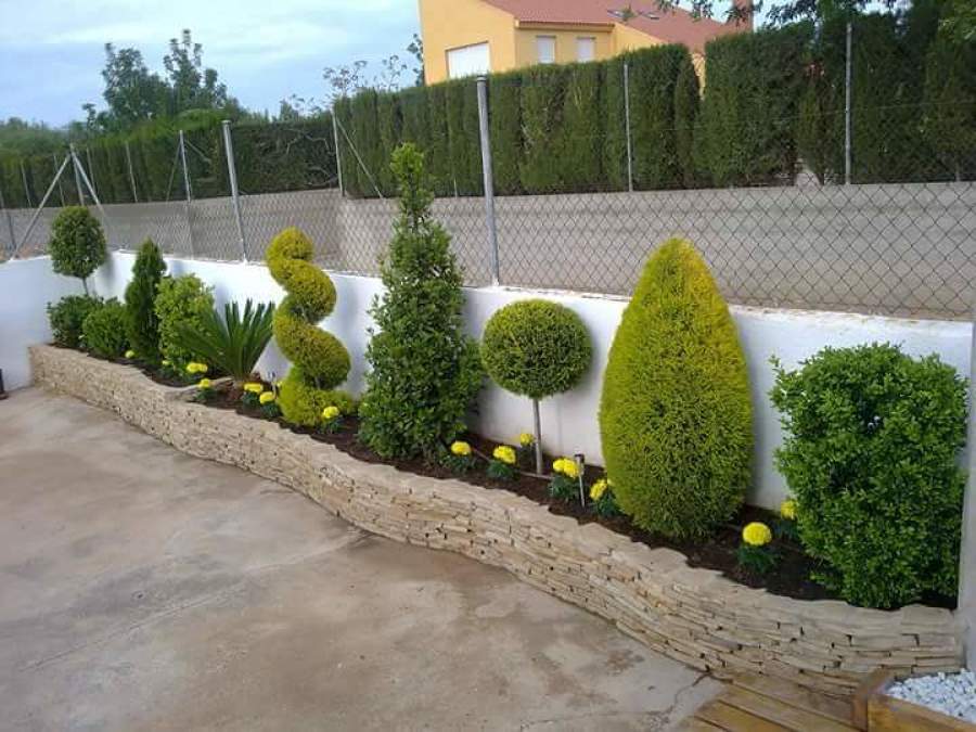 Jardinera elaborada con piedra de mamposteria