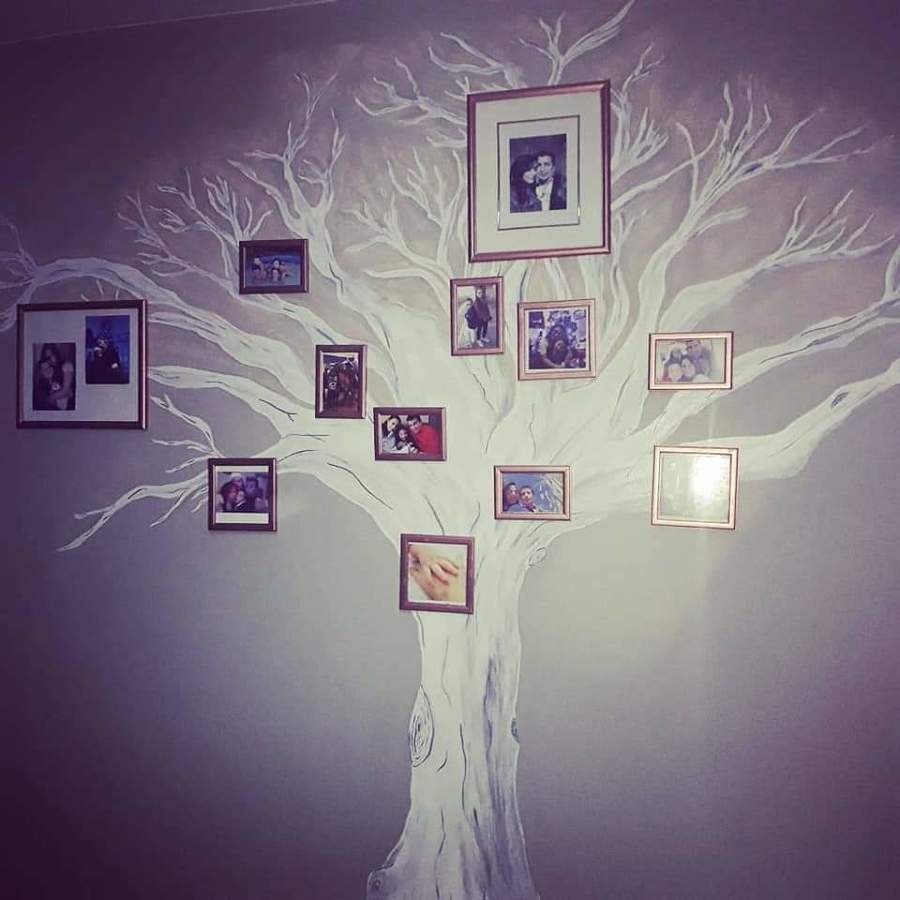 Mural de árbol genealógico en salón