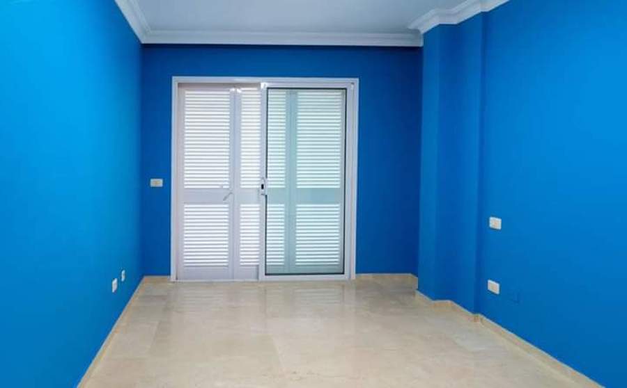 el riesgo de color oscuro en salón da amplitud en este caso