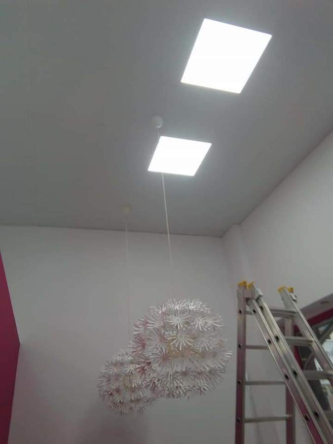 Pantallas de led y lamparas colgadas