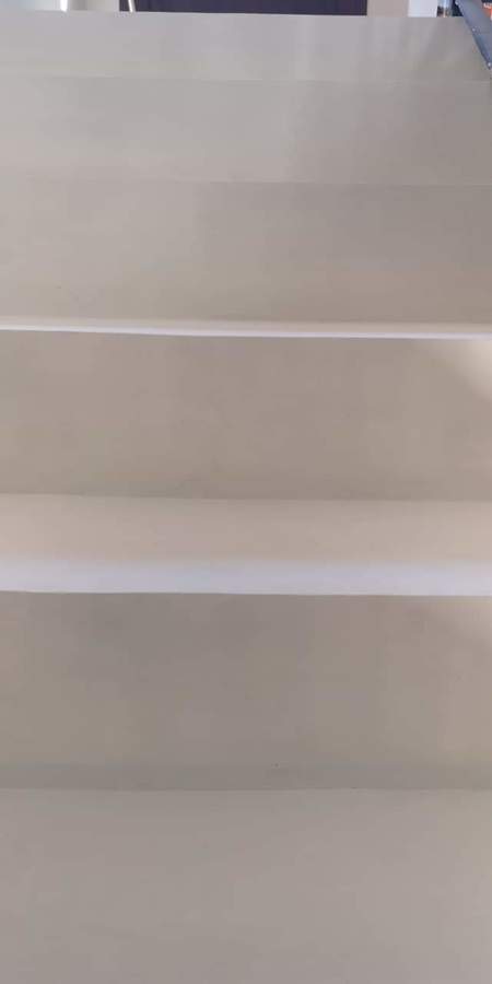 Escalera de microcemento en blanco