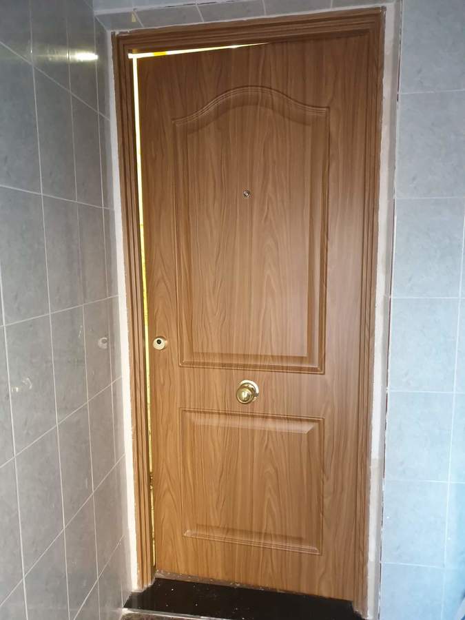 Cambio de puerta antigua de entrada, por una blindada