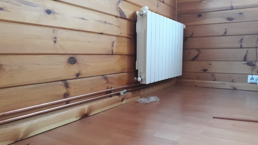 calefación para casa de madera con tuberia vista.