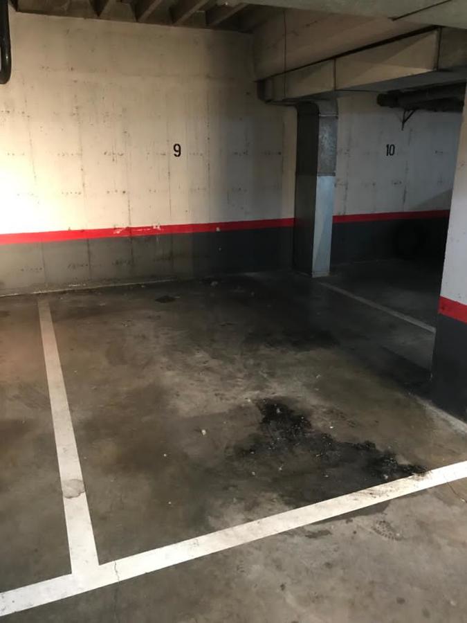 Plaza de garaje antes de la limpieza