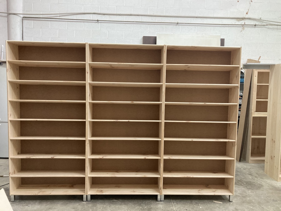 Estanterías para librería en madera de pino