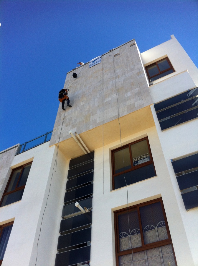 Fijación piezas de la fachada en Paseo del Progreso