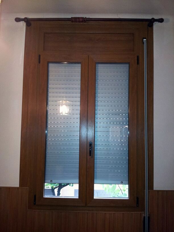 Finestra pvc color noguera