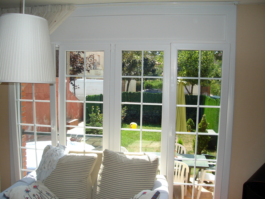 Balconera pvc color blanc, vidre amb barretes interiors