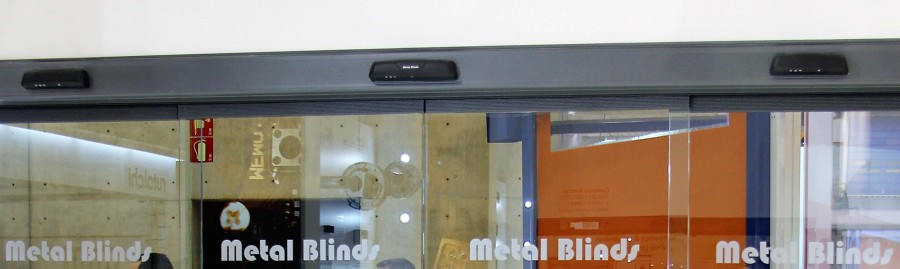 Puerta automática de cristal con radares de seguridad