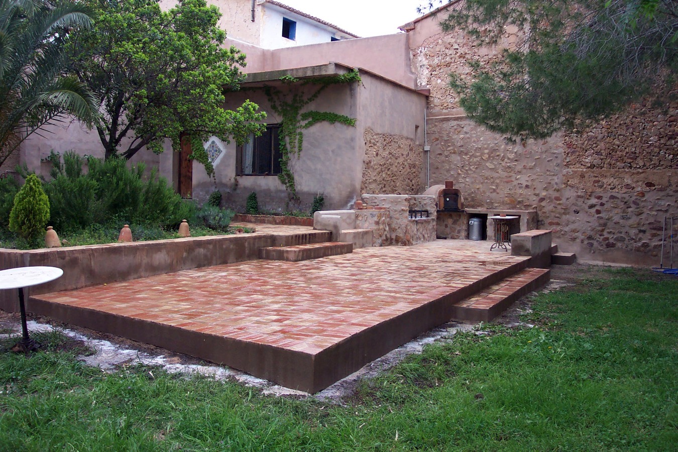 Formacion paellero en patio y pavimento