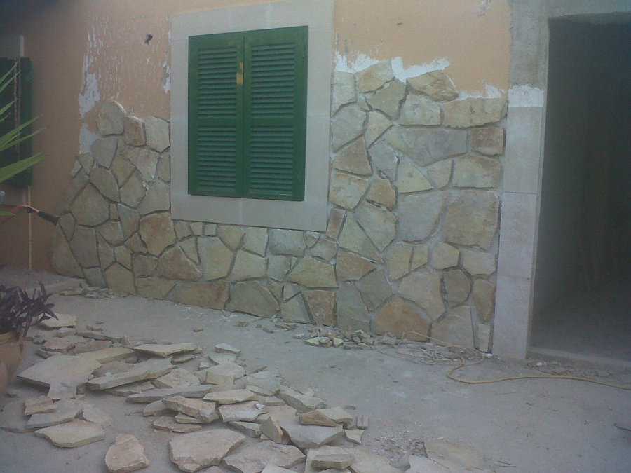 Forraje de piedra en fachada