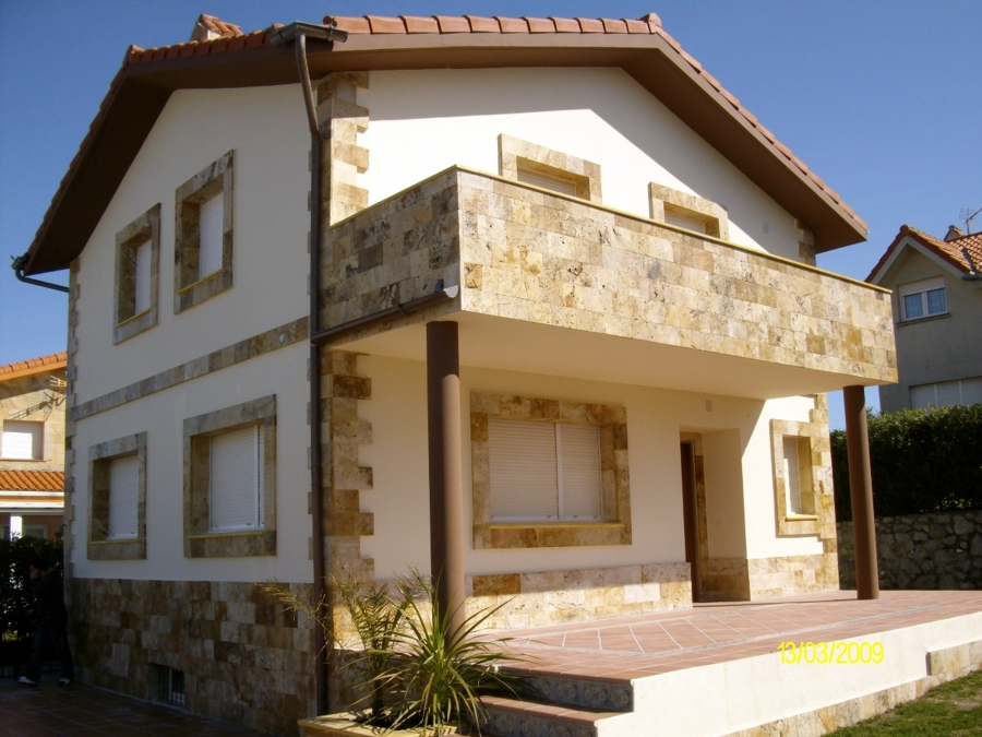 FORRAMIENTO DE CHALET EN TRAVERTINO AMARILLO