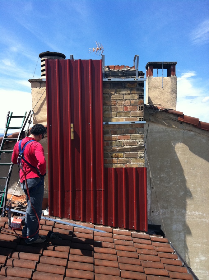 Forro de chapa en chimenea.