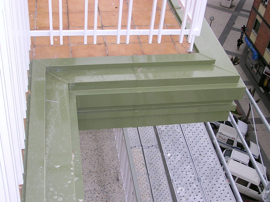 Forro metálico en cornisas de terraza.