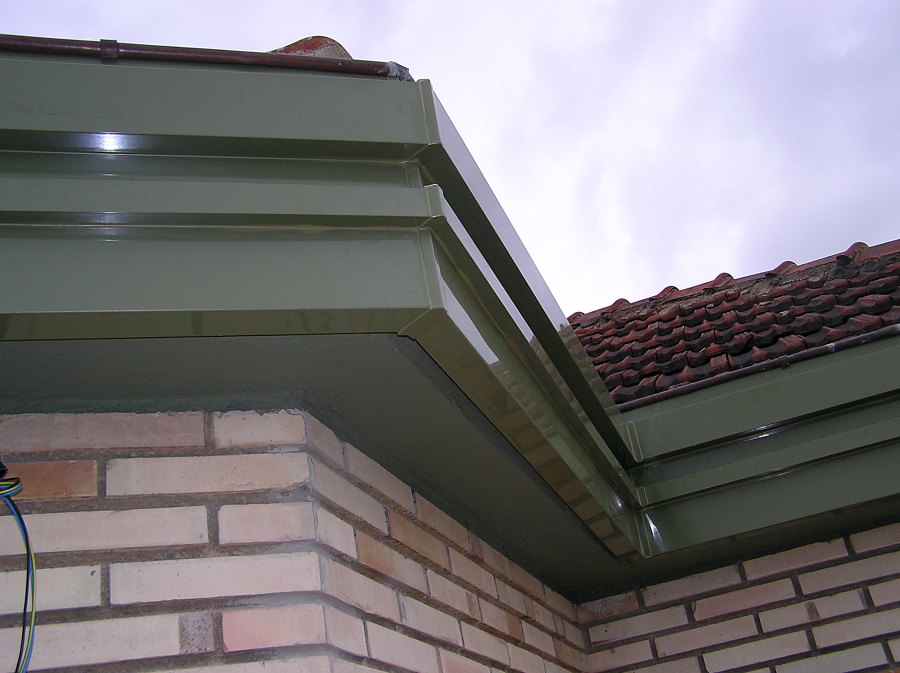 Forro metálico en cornisas de terraza.