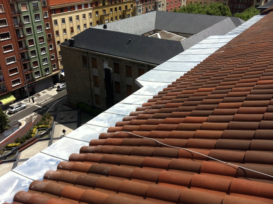 Forro metálico en cornisas.