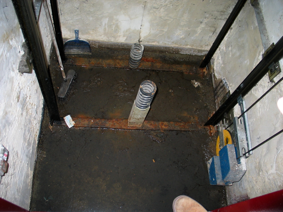 FOSO DE ASCENSOR INUNDADO DE AGUA