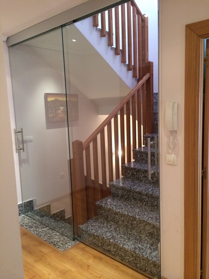 DOBLE PUERTA CORREDERA EN ESCALERAS