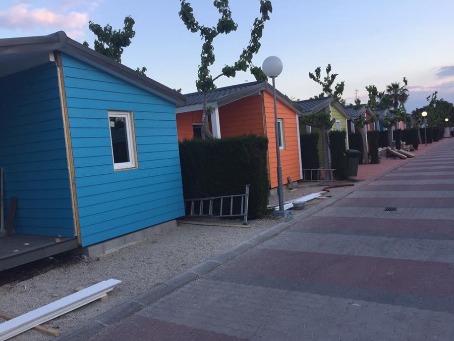 Decoración de casas prefabricadas en Camping Internacional la Marina-Elche (A).