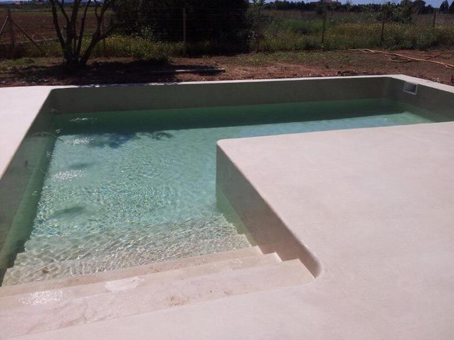 foto 4MM_decoración de micro cemento en borde exterior de piscina