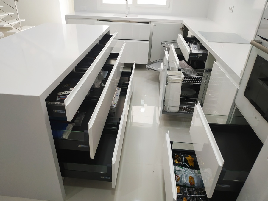 INTERIOR DE LOS ARMARIOS