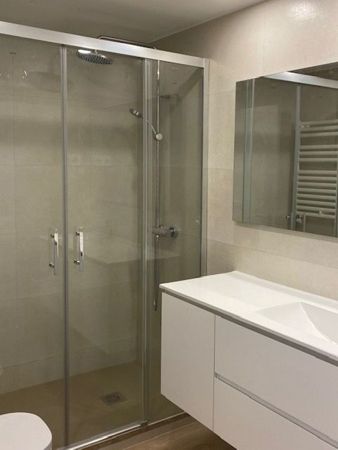 BAÑO CON DUCHA AMPLIA