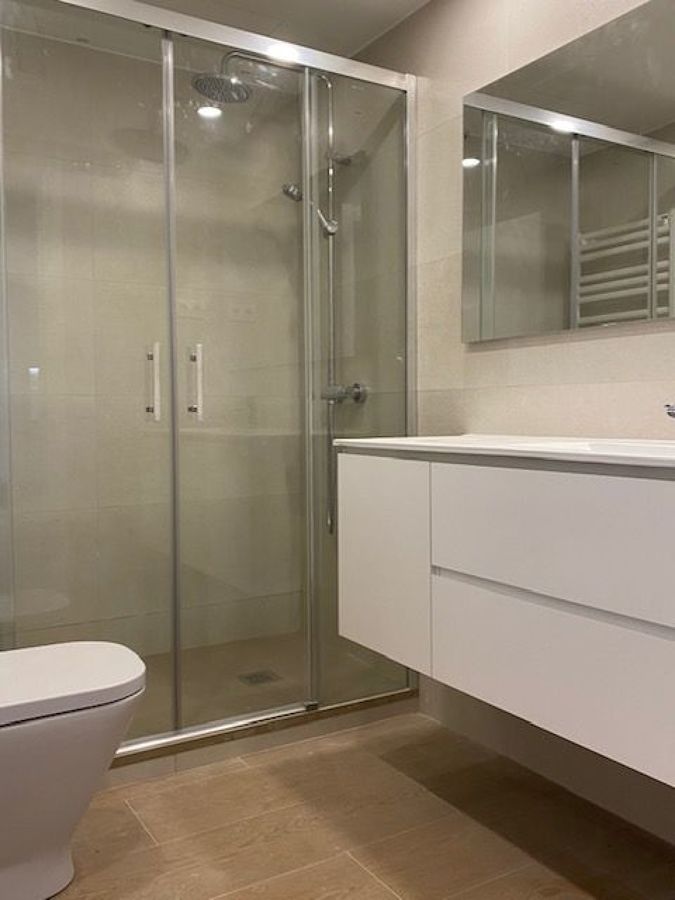 BAÑO CON DUCHA AMPLIA