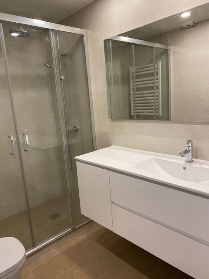 BAÑO CON DUCHA AMPLIA