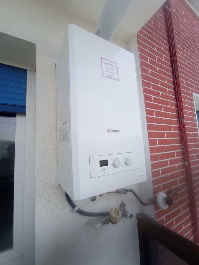 instalación de caldera en balcón